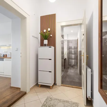 Days - Cozy With Workspace Apartment Prague