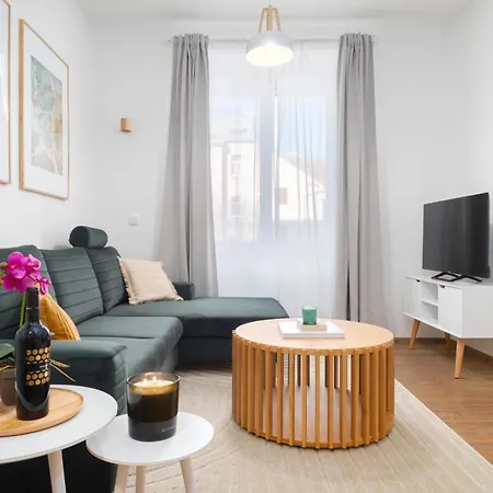 Apartment Days - Cozy With Workspace